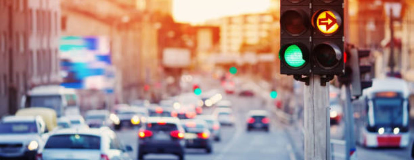 Infractions au code de la route commises sur le temps de trajet avec un véhicule de fonction : sanction ou pas ?